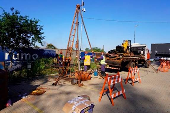 Um grupo de trabalhadores da construção civil trabalhando em um projeto.