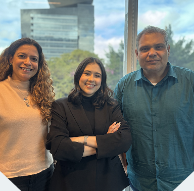 Funcionário da Rumo trabalhando com uniforme e equipamentos de segurança