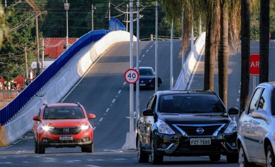 Carros circulando em viaduto urbano construído pela Rumo, em Hortolândia (SP)