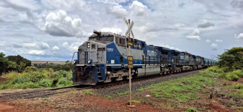 Locomotiva azul e cinza no trilho.