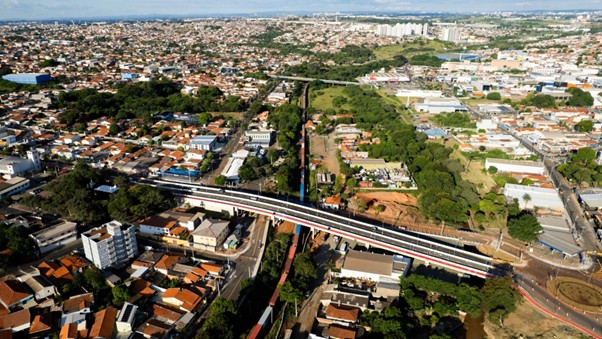 Vista aérea de Hortolândia (SP) mostrando o viaduto entregue pela Rumo